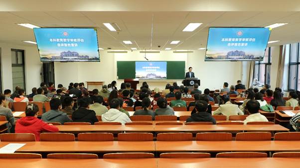 会议室里的人们描述已自动生成