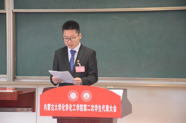 穿着西装笔挺的男子正在演讲描述已自动生成