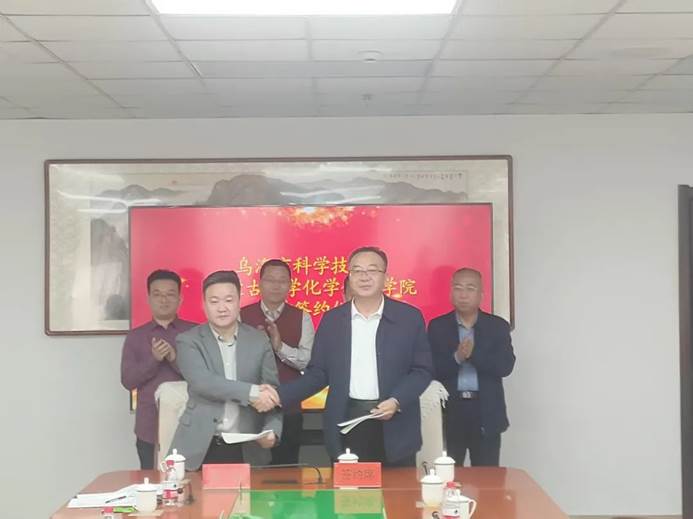 一群人在房间里AI 生成的内容可能不正确。